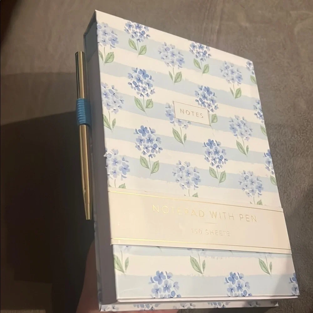 Floral 💙🩵 Notepad with Pen 150 sheets blue and white hydrangeas